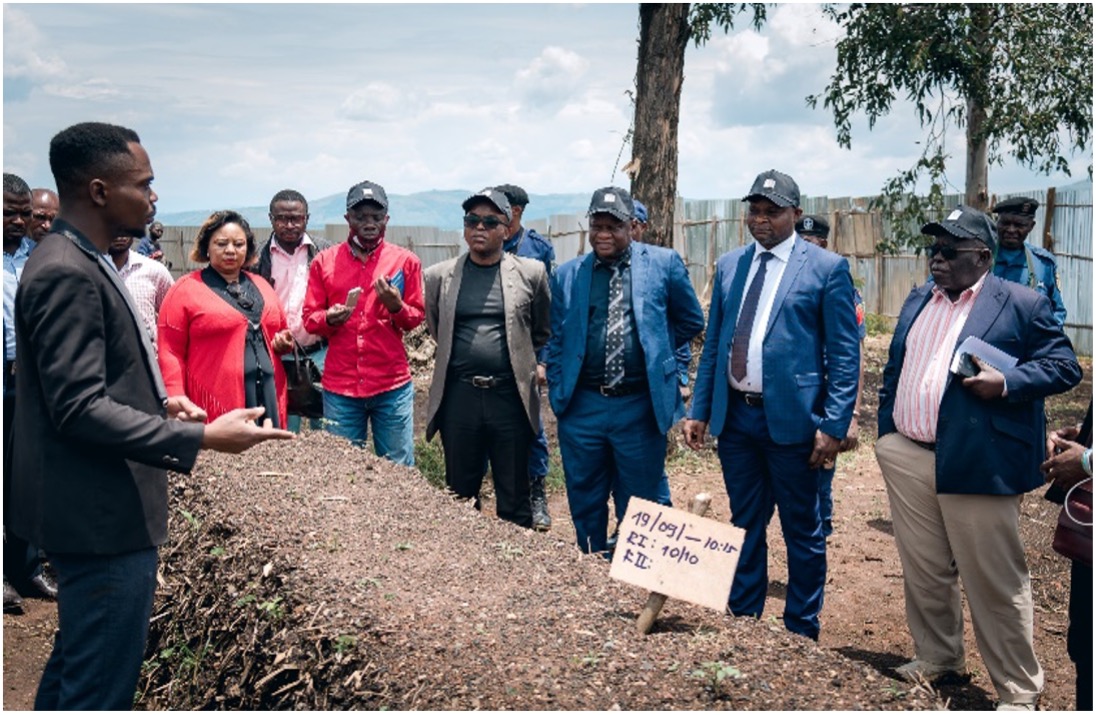 From right to left: the administrator of Kabare, the Minister of the Environment, the Minister of Agriculture, the Mayor of Bukavu and the representative of Mwami during the visit of the composting site.